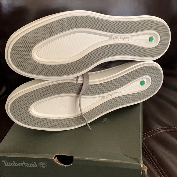 I have a brand new pair of women’s grey Timberlands size 9.5. - Picture 2 of 4